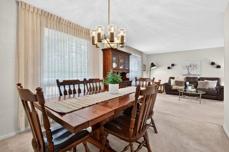 GREAT FAMILY HOME IN QUIET STONEY CREEK NEIGHBOURHOOD!