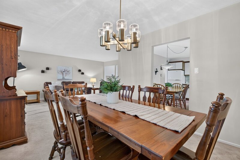 GREAT FAMILY HOME IN QUIET STONEY CREEK NEIGHBOURHOOD!