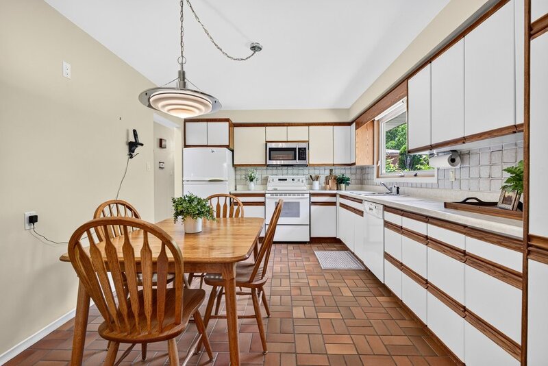 GREAT FAMILY HOME IN QUIET STONEY CREEK NEIGHBOURHOOD!