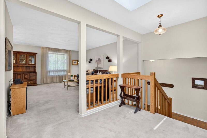 GREAT FAMILY HOME IN QUIET STONEY CREEK NEIGHBOURHOOD!
