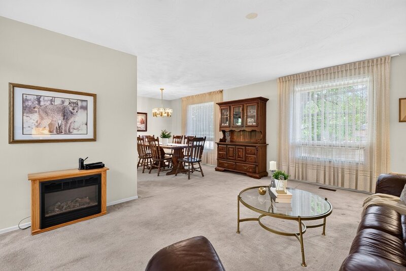 GREAT FAMILY HOME IN QUIET STONEY CREEK NEIGHBOURHOOD!