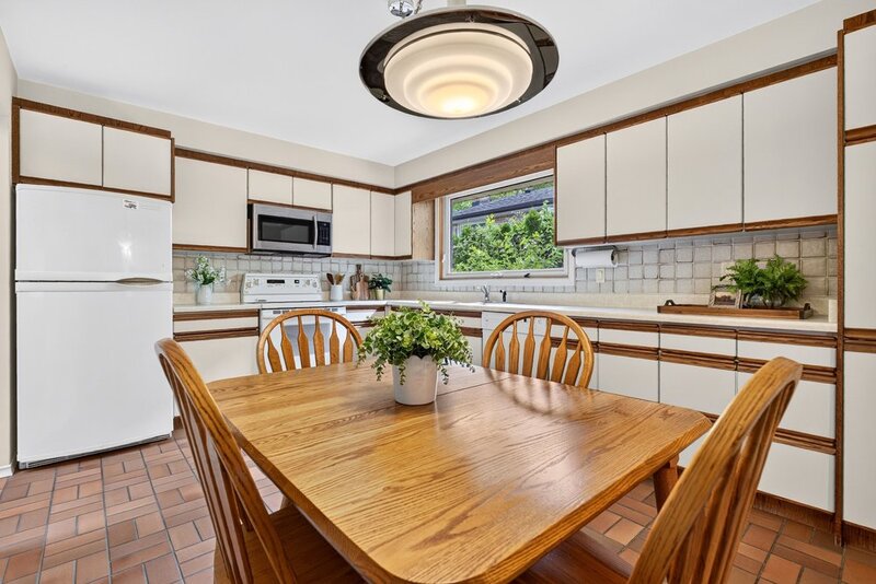 GREAT FAMILY HOME IN QUIET STONEY CREEK NEIGHBOURHOOD!