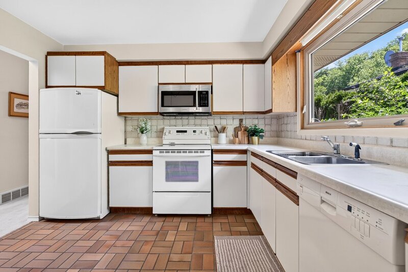 GREAT FAMILY HOME IN QUIET STONEY CREEK NEIGHBOURHOOD!