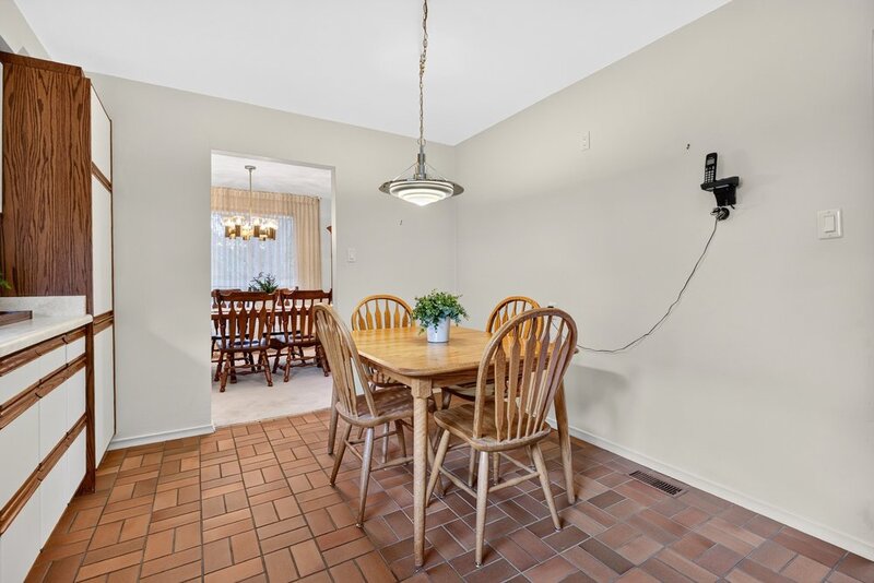 GREAT FAMILY HOME IN QUIET STONEY CREEK NEIGHBOURHOOD!