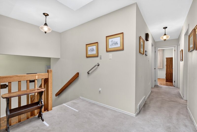 GREAT FAMILY HOME IN QUIET STONEY CREEK NEIGHBOURHOOD!