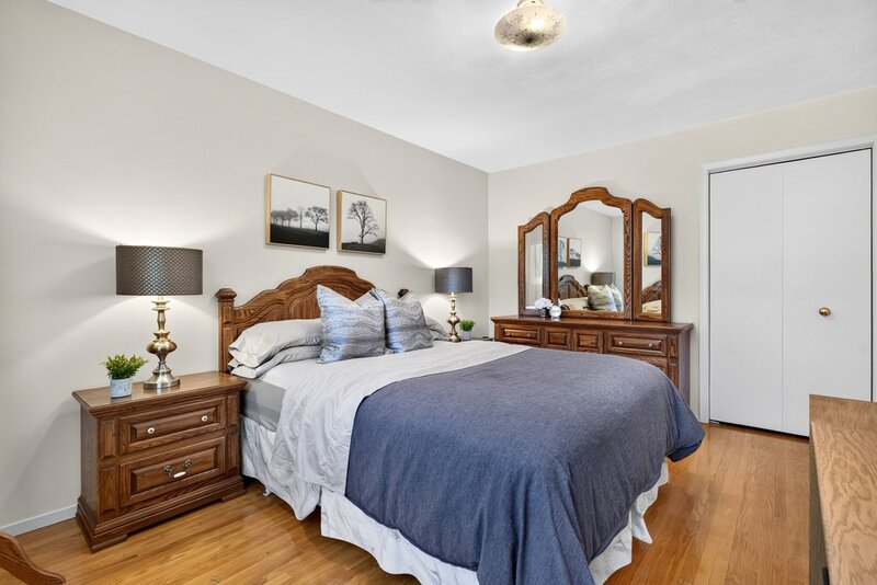 GREAT FAMILY HOME IN QUIET STONEY CREEK NEIGHBOURHOOD!