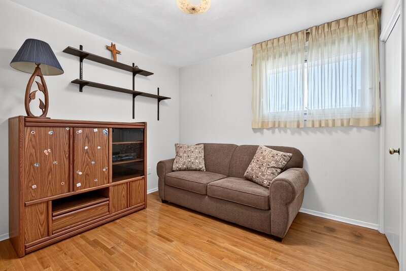 GREAT FAMILY HOME IN QUIET STONEY CREEK NEIGHBOURHOOD!