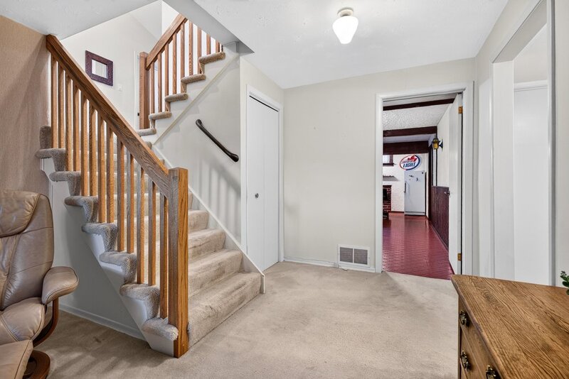 GREAT FAMILY HOME IN QUIET STONEY CREEK NEIGHBOURHOOD!