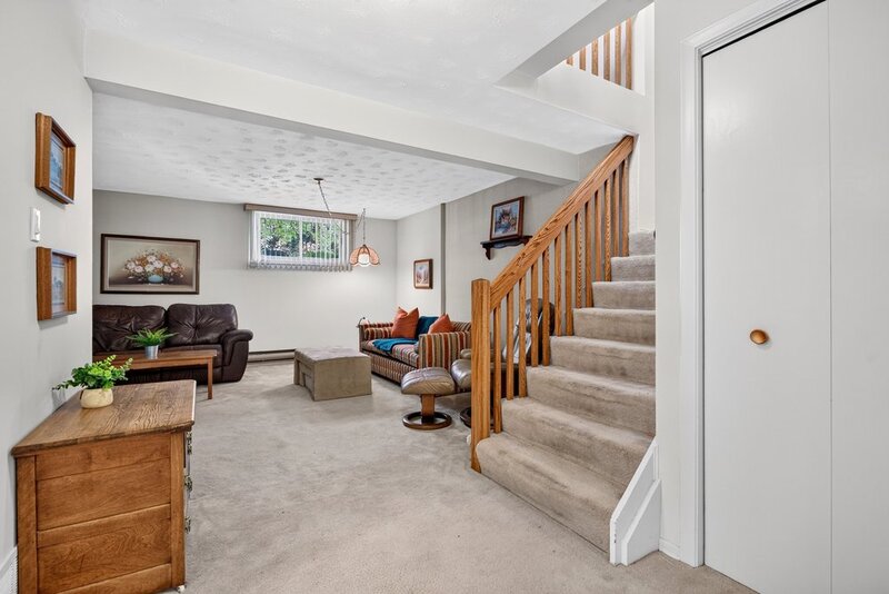 GREAT FAMILY HOME IN QUIET STONEY CREEK NEIGHBOURHOOD!