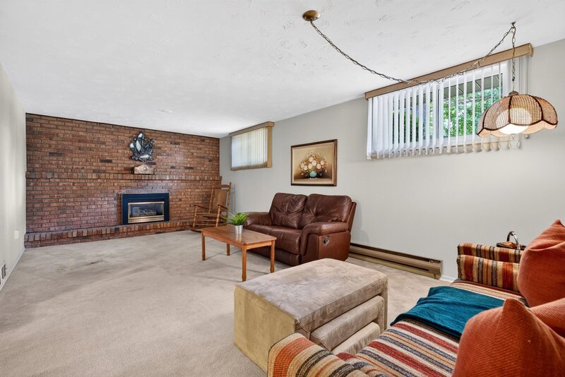 GREAT FAMILY HOME IN QUIET STONEY CREEK NEIGHBOURHOOD!
