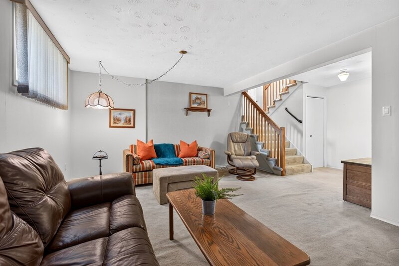 GREAT FAMILY HOME IN QUIET STONEY CREEK NEIGHBOURHOOD!