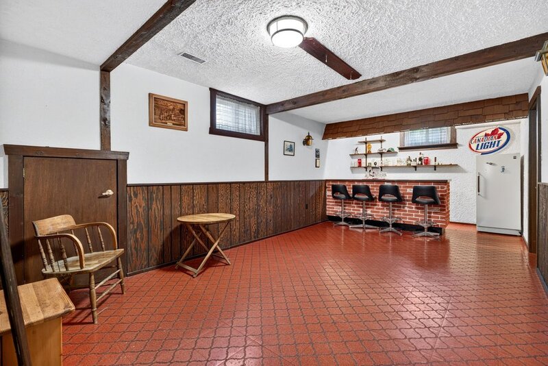 GREAT FAMILY HOME IN QUIET STONEY CREEK NEIGHBOURHOOD!