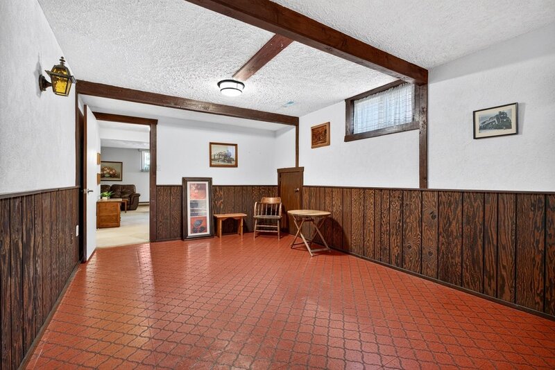 GREAT FAMILY HOME IN QUIET STONEY CREEK NEIGHBOURHOOD!