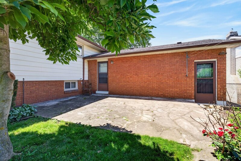 GREAT FAMILY HOME IN QUIET STONEY CREEK NEIGHBOURHOOD!