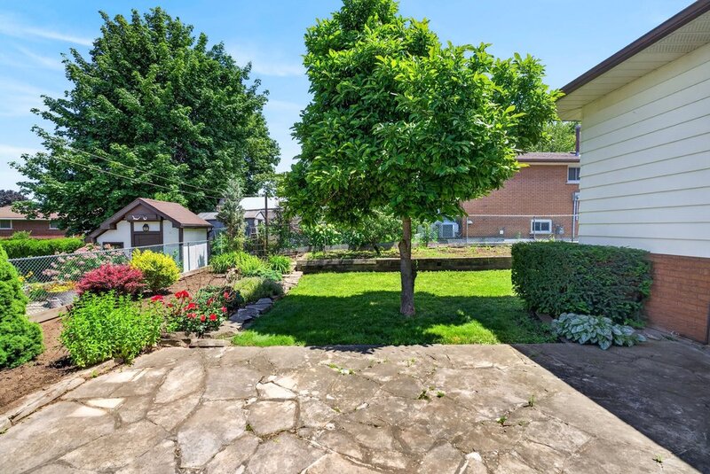 GREAT FAMILY HOME IN QUIET STONEY CREEK NEIGHBOURHOOD!