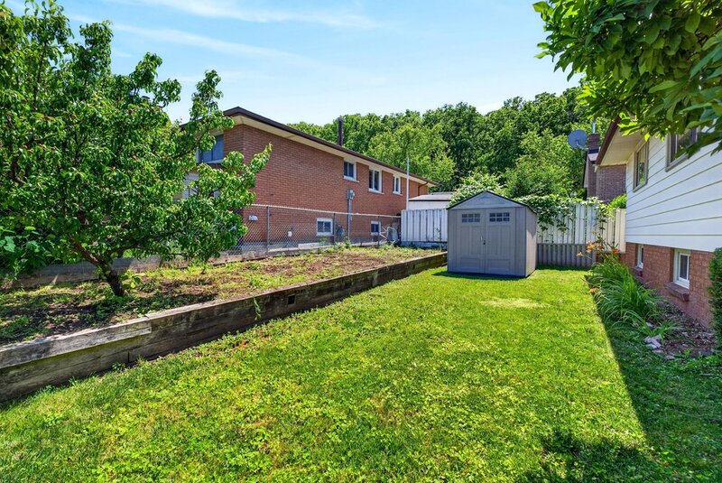GREAT FAMILY HOME IN QUIET STONEY CREEK NEIGHBOURHOOD!
