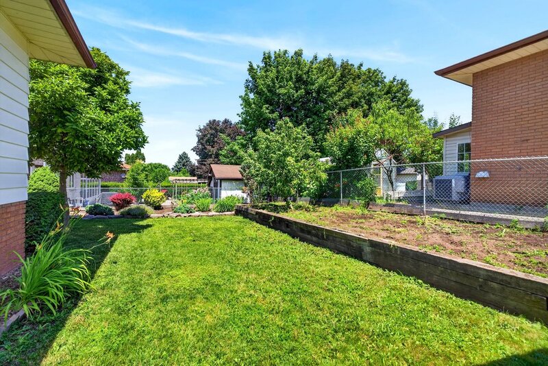 GREAT FAMILY HOME IN QUIET STONEY CREEK NEIGHBOURHOOD!