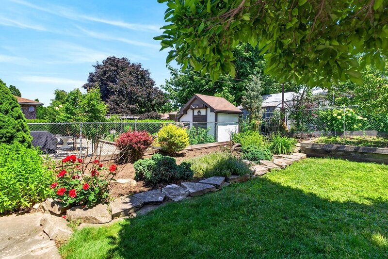 GREAT FAMILY HOME IN QUIET STONEY CREEK NEIGHBOURHOOD!