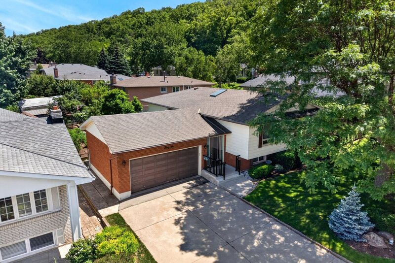 GREAT FAMILY HOME IN QUIET STONEY CREEK NEIGHBOURHOOD!
