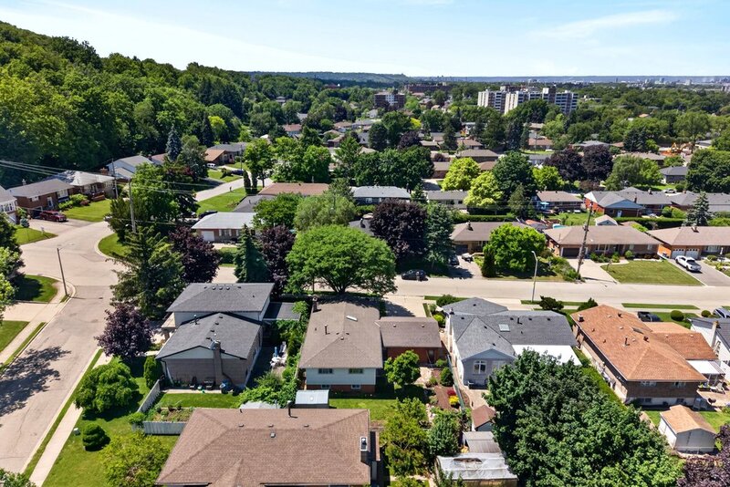 GREAT FAMILY HOME IN QUIET STONEY CREEK NEIGHBOURHOOD!