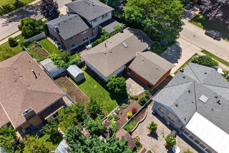 GREAT FAMILY HOME IN QUIET STONEY CREEK NEIGHBOURHOOD!