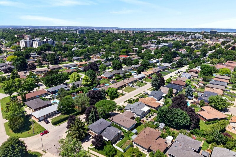GREAT FAMILY HOME IN QUIET STONEY CREEK NEIGHBOURHOOD!