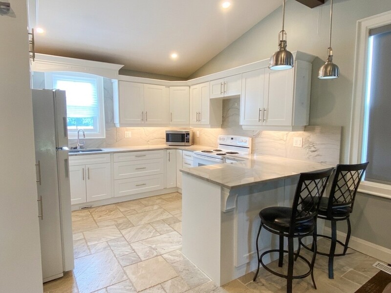 ALL-INCLUSIVE COUNTRY LIVING – STUNNING OPEN-CONCEPT BACHELOR APARTMENT. 