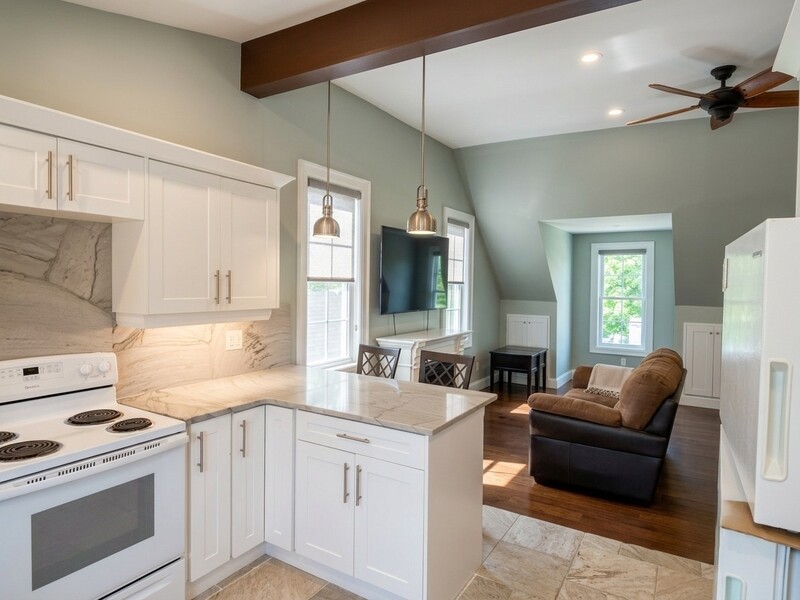 ALL-INCLUSIVE COUNTRY LIVING – STUNNING OPEN-CONCEPT BACHELOR APARTMENT. 