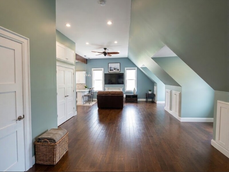 ALL-INCLUSIVE COUNTRY LIVING – STUNNING OPEN-CONCEPT BACHELOR APARTMENT. 