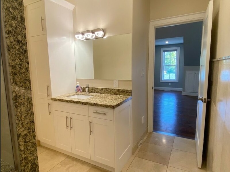 ALL-INCLUSIVE COUNTRY LIVING – STUNNING OPEN-CONCEPT BACHELOR APARTMENT. 