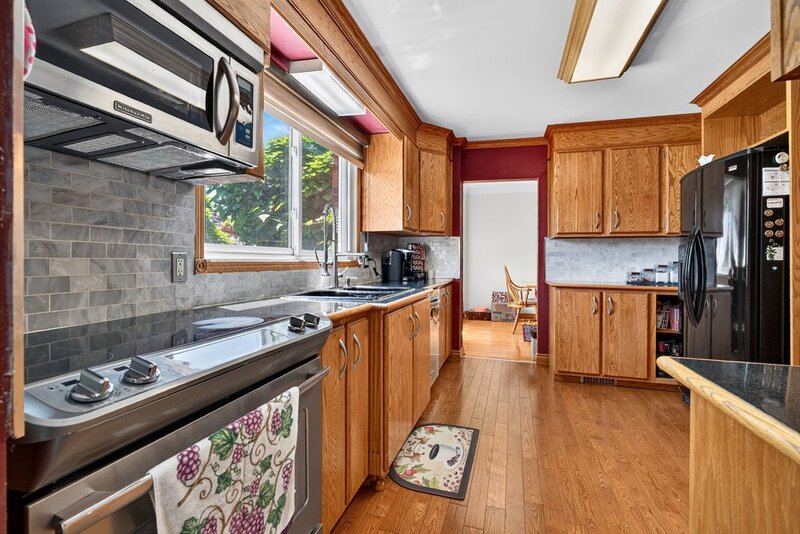 2 STOREY HOME WITH BACKYARD OASIS IN BURLINGTON
