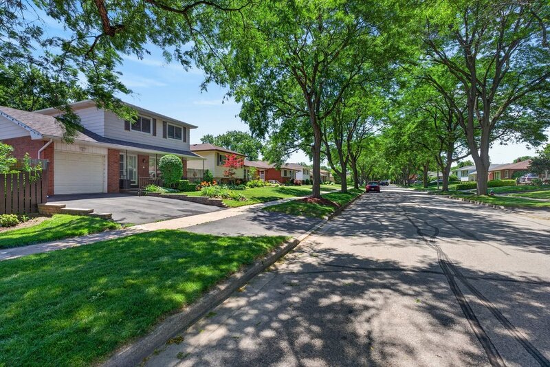 2 STOREY HOME WITH BACKYARD OASIS IN BURLINGTON