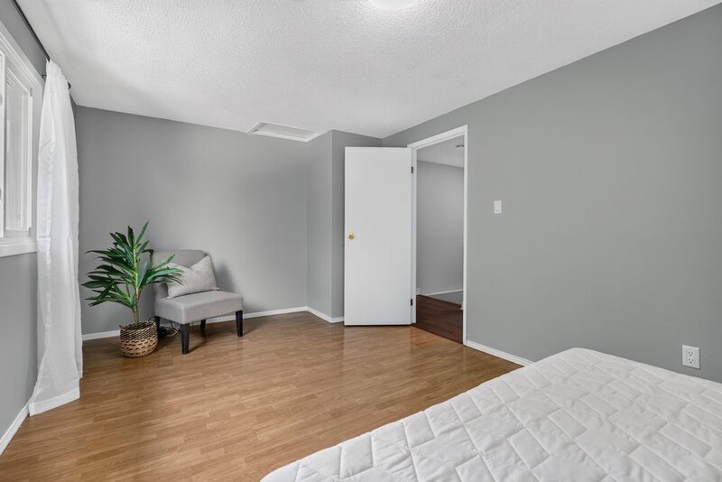 Affordable Semi-Detached Home in sought-after Stoney Creek neighbourhood!