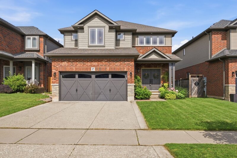 STUNNINGLY LARGE FAMILY HOME IN PRIME GRIMSBY LOCATION!
