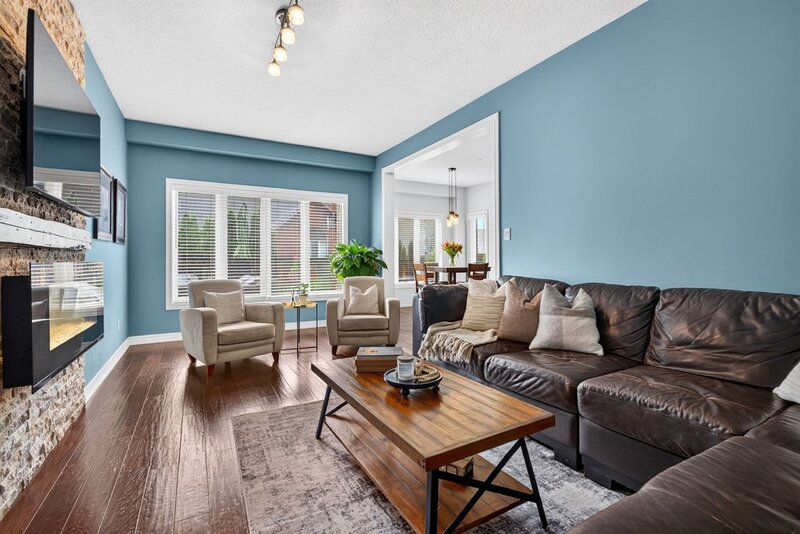 STUNNINGLY LARGE FAMILY HOME IN PRIME GRIMSBY LOCATION!