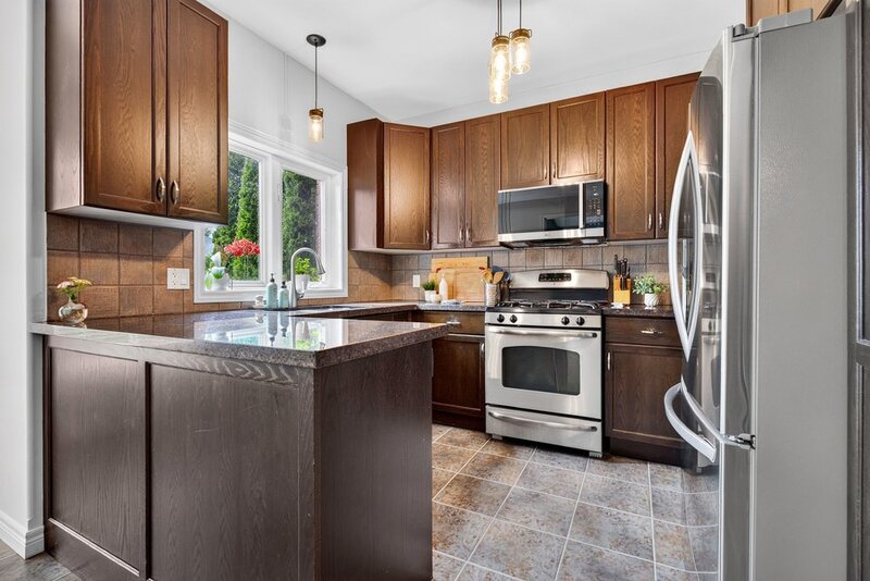 STUNNINGLY LARGE FAMILY HOME IN PRIME GRIMSBY LOCATION!