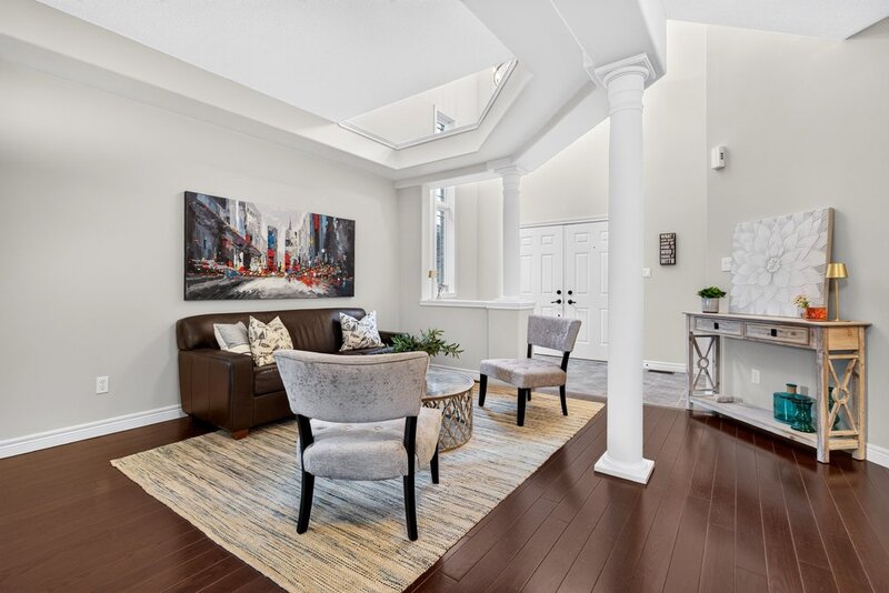 STUNNINGLY LARGE FAMILY HOME IN PRIME GRIMSBY LOCATION!