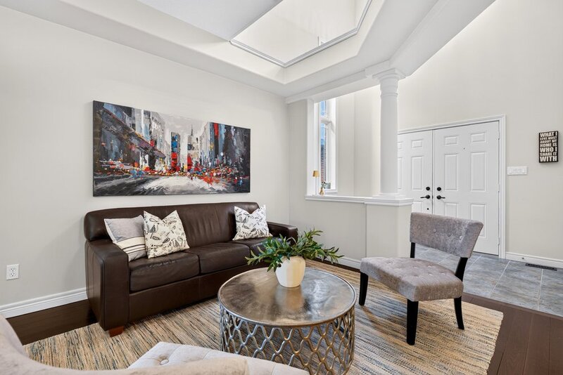 STUNNINGLY LARGE FAMILY HOME IN PRIME GRIMSBY LOCATION!