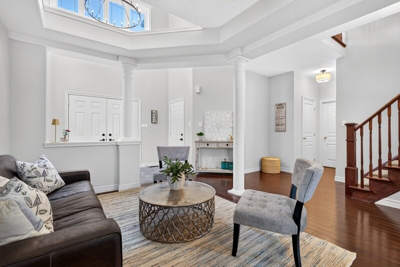 STUNNINGLY LARGE FAMILY HOME IN PRIME GRIMSBY LOCATION!