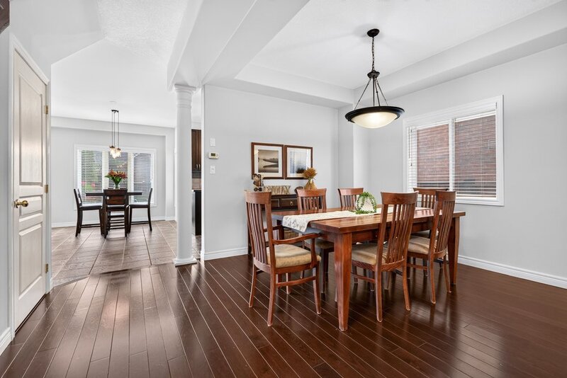 STUNNINGLY LARGE FAMILY HOME IN PRIME GRIMSBY LOCATION!