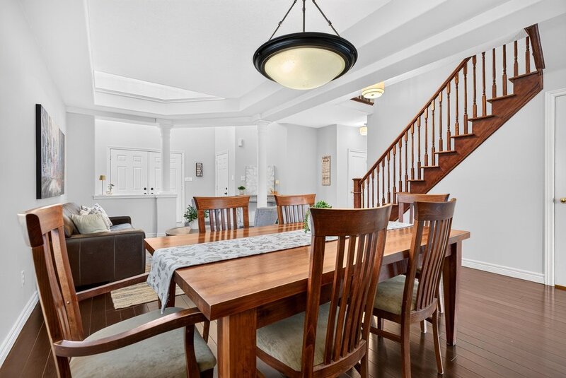 STUNNINGLY LARGE FAMILY HOME IN PRIME GRIMSBY LOCATION!