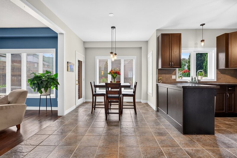 STUNNINGLY LARGE FAMILY HOME IN PRIME GRIMSBY LOCATION!