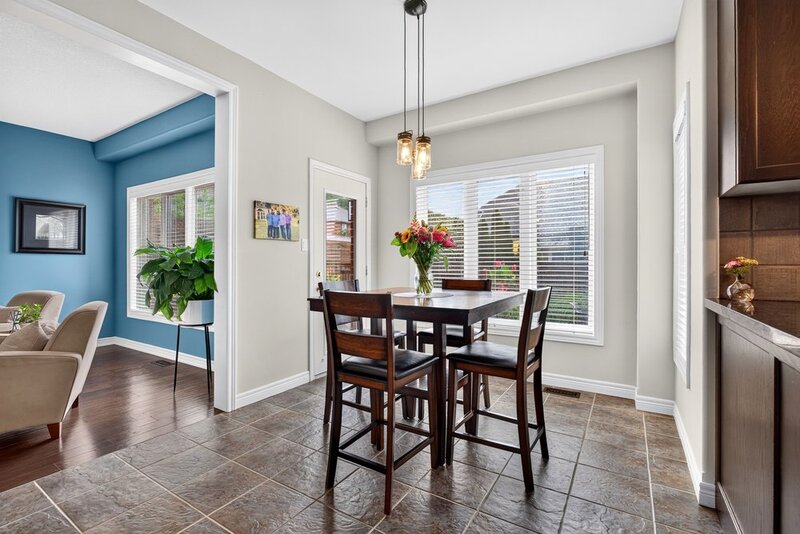 STUNNINGLY LARGE FAMILY HOME IN PRIME GRIMSBY LOCATION!