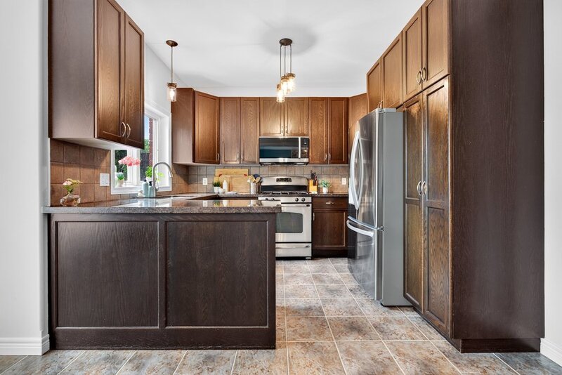STUNNINGLY LARGE FAMILY HOME IN PRIME GRIMSBY LOCATION!