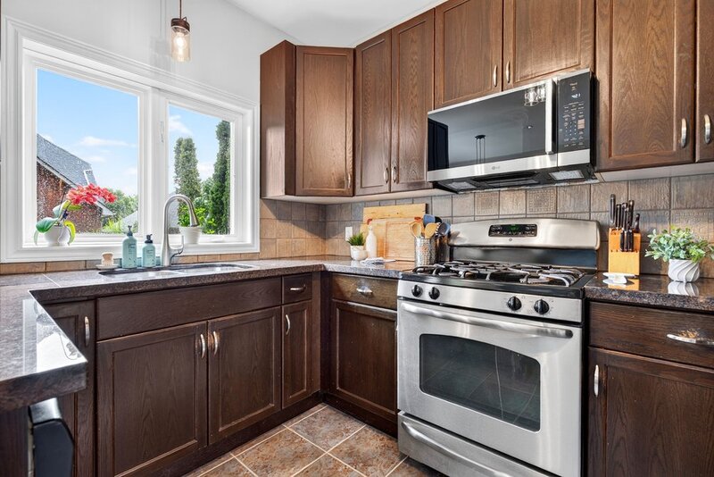 STUNNINGLY LARGE FAMILY HOME IN PRIME GRIMSBY LOCATION!