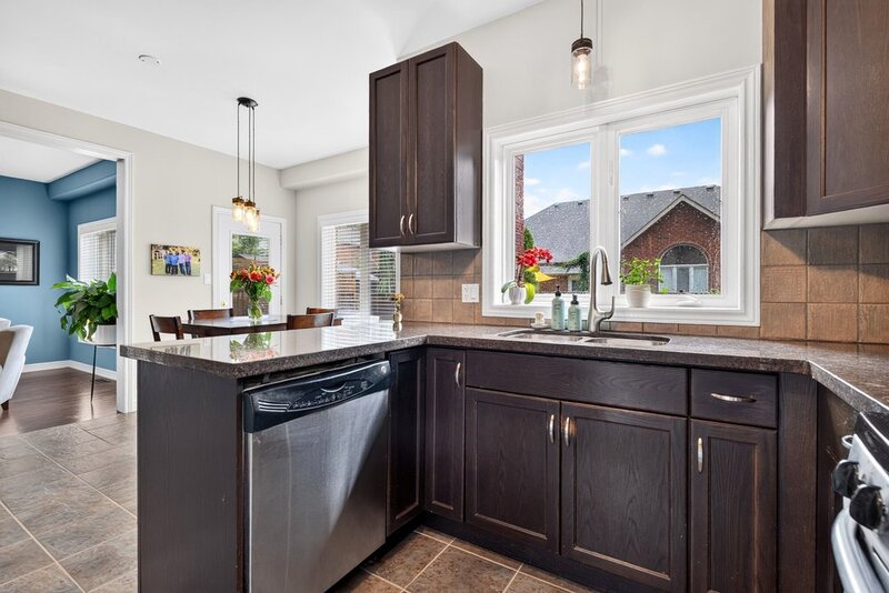 STUNNINGLY LARGE FAMILY HOME IN PRIME GRIMSBY LOCATION!