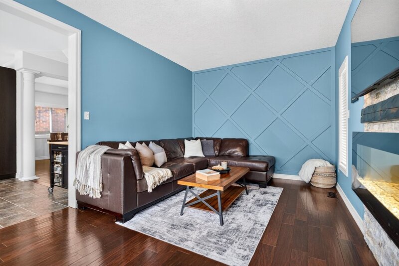 STUNNINGLY LARGE FAMILY HOME IN PRIME GRIMSBY LOCATION!