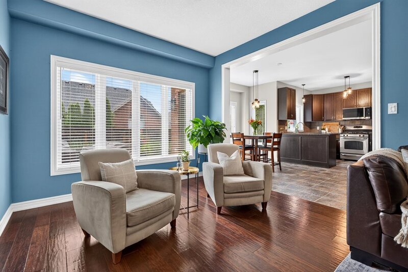 STUNNINGLY LARGE FAMILY HOME IN PRIME GRIMSBY LOCATION!