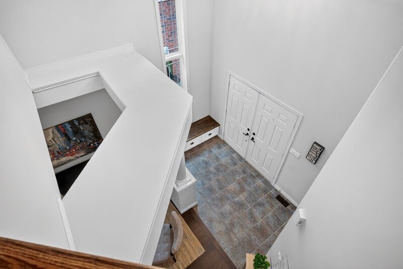 STUNNINGLY LARGE FAMILY HOME IN PRIME GRIMSBY LOCATION!