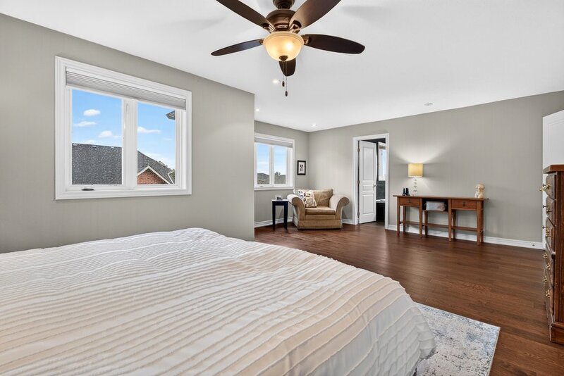 STUNNINGLY LARGE FAMILY HOME IN PRIME GRIMSBY LOCATION!